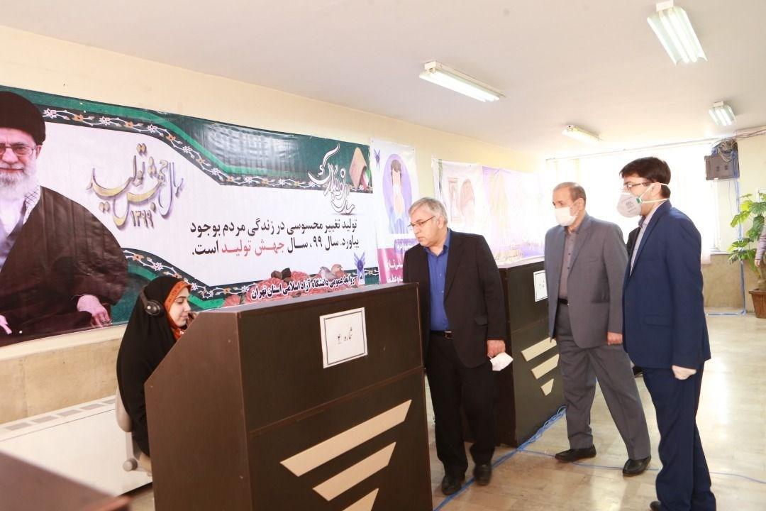 بازدید آقامیری از مرکز مشاوره تلفنی و کارگاه تولید اقلام بازدید آقامیری از مرکز مشاوره تلفنی و کارگاه فراوری اقلام بهداشتی ستاد دانشجویی مبارزه با کرونای دانشگاه آزاد استان تهران