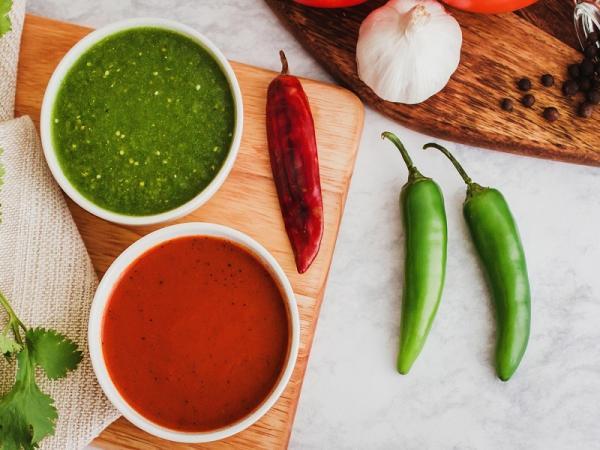 3 طرز تهیه سس فلفل تند سبز و قرمز با فلفل خشک و تازه